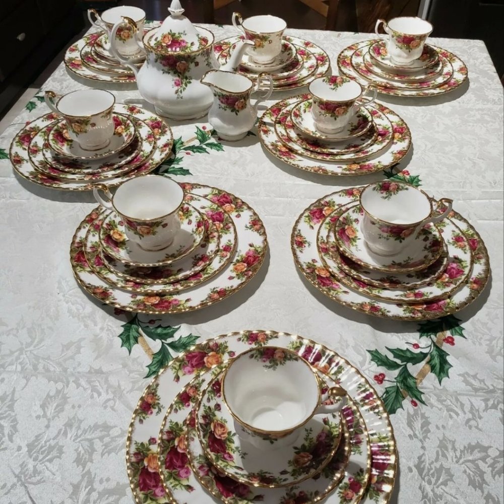 COPY - Prestine and beautiful  Royal Albert Old Country Rose 8settings Dinnerwa…
